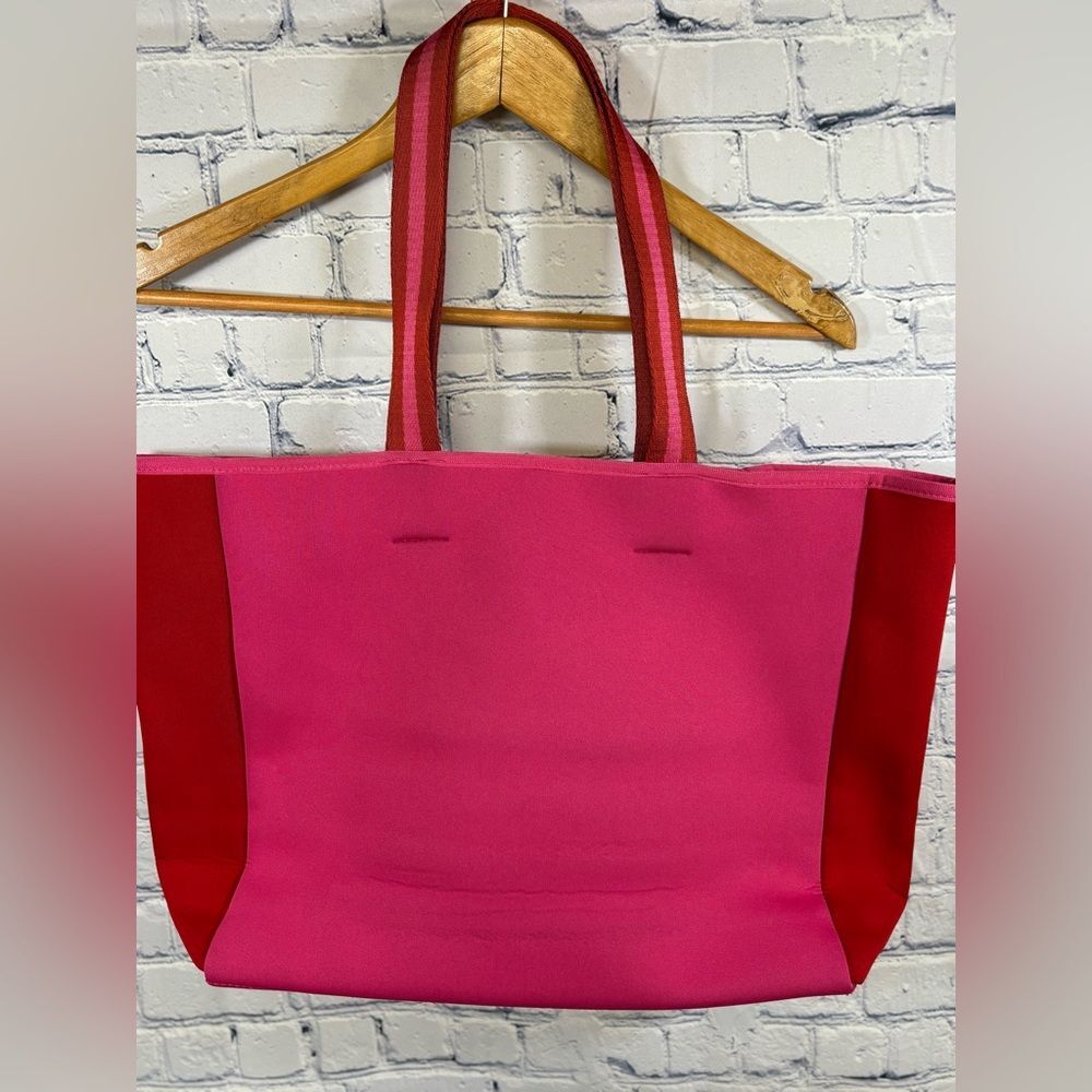 Summersalt Neoprene Hibiscus & Lava Water-resistant Beach Web Handle Beach Tote